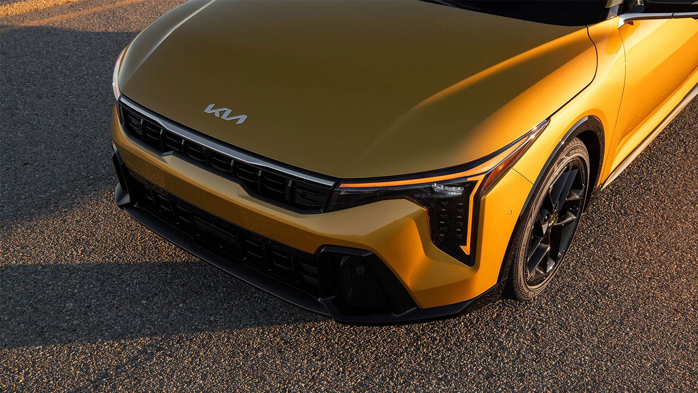 The long hood of a yellow 2026 Kia K4 Hatchback